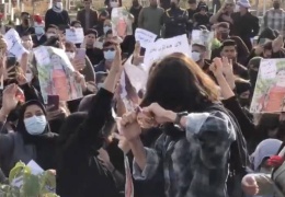 Nasrin’in mezarı başında saçlarını kestiler