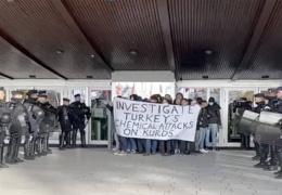 Gençlerden AK önünde eylem