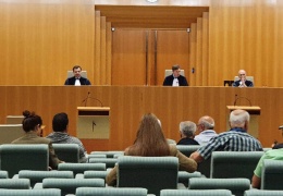 Adalet Divanı, bir ileri bir geri