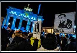 ‘Jin jiyan azadî’ Brandenburg kapısında