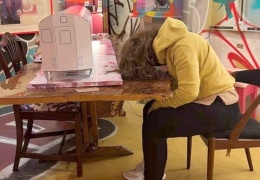 Baygın heykele polis baskını