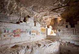 Antik mezarda timsah kafaları