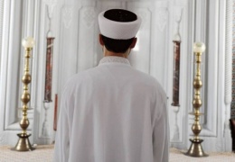 Devlet imamını dayakla hizaya sokuyor