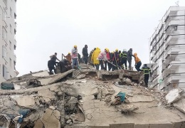 Amed yaralarını kendi sarıyor