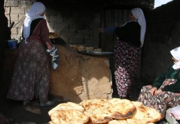 ‘Her evden bir leğen ekmek’
