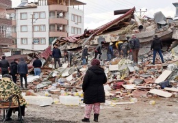 Elbistan enkazıyla baş başa
