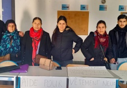 Kadınlar ve çocuklar standlarda