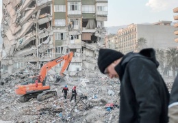 Depremi yeniden yaşarken