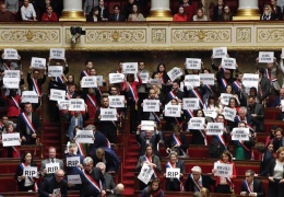 Macron kıl payı kazandı