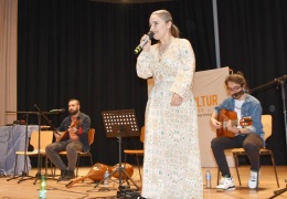Depremzedeler için konser