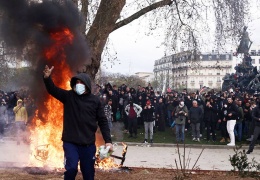 Paris, çarşı karışık!