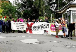 Alman silah fabrikası önünde eylem