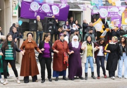 Kadınlar biletini kesecek