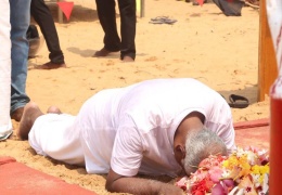 Tamil ateşe gül sundu