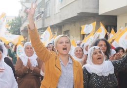 Sokak ve Meclis arasında köprü