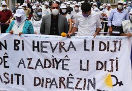 Barış zincirine polis bariyeri