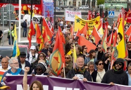 İsveçliler PKK bayrakları ile yürüdü