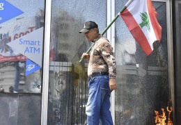 Bankaları ateşe verdiler