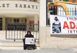 Bayramda da adliye önünde