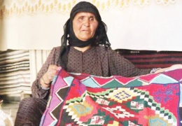 Kültürünü halılara nakşediyor