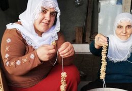 Geçimini cevizle sağlıyor