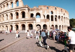 Colosseum duvarını çizen bir Alman yakalandı