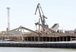 Tuna kıyısındaki tahıl ambarı vuruldu