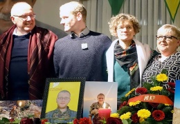 Akşamları asılı fotoğrafının önündeyiz