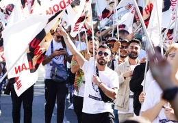 40 enternasyonalist yürüyor