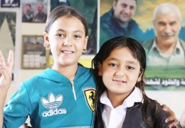 Siyah gözlerini gerillanın kucağında açtı