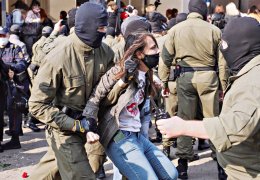 Kadınlar Lukaşenko'yu istifaya çağırdı