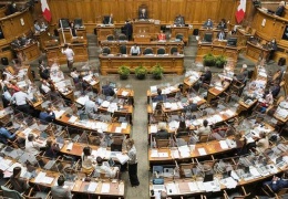 İsviçre muhafazakar sağa yattı