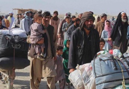 Afganları kapılara yığdılar