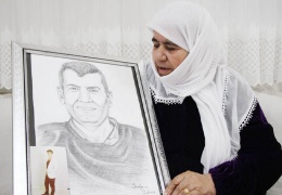 Başı dik, tıpkı çocukları gibi