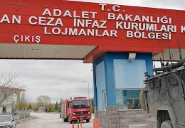 Tutsaklara gardiyanların işkence görüntüleri izletildi!