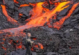 İzlanda’da yanardağ patladı