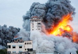 İsrail hastane ve evleri vurdu