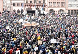 Faşizmi kov, demokrasiyi savun!