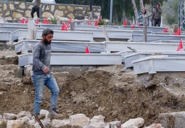 Çöken mezarlıkta ayrımcılık: Suriyeliler ayrı parsellerde!