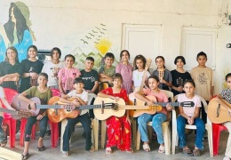 Çocuklara gitar, erbane, darbuka