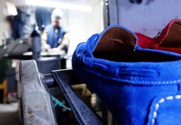 Hayatları giyemedikleri ayakkabıları üretmekle geçiyor!