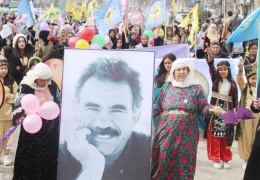 DAİŞ’in kara çarşafı yok, çiçekli fistanlar var