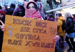 İstanbul sokakları mora boyandı
