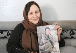 Leyla’nın gözlerinden öpüyorum