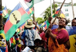 Yeni Kaledonya'ya asker sevkiyatı