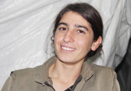 Yüzünü ilk gördüğü dağlara döndü