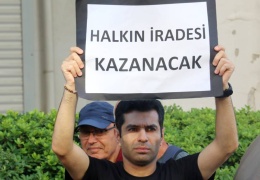 Şapa oturdular, masaya da oturacaklardır