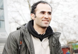 Dik durduğu için cezalandırılıyor!