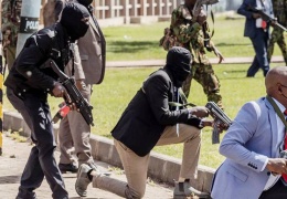 Gençler parlamentoyu ateşe verdi