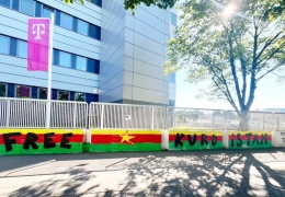 FC St. Pauli taraftarları: Free Kurdistan
